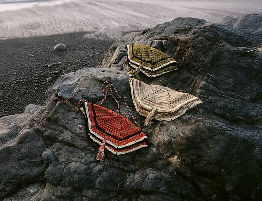 Sacs en tricot sur la plage